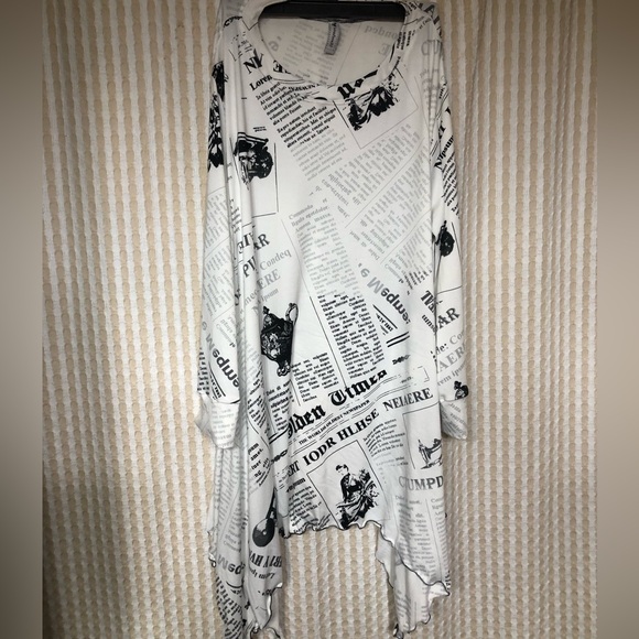 LuisaLove30 Tops - Newsprint top